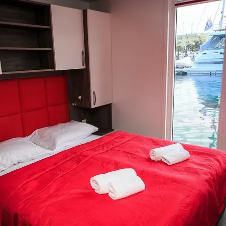 Floating Sea House Lien 1 * Lucija