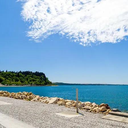 Floating Sea House Lien 1 *